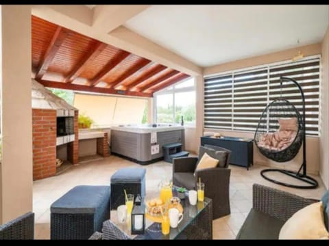 Balcony/Terrace, Seating area, fireplace