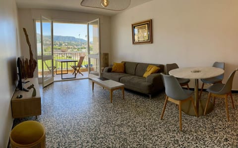 Living room, Mountain view