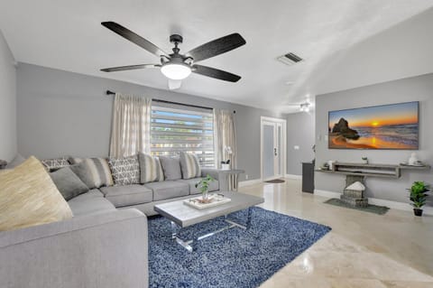 Boca Beauty - Stylish Home with Pool home House in Boca Raton