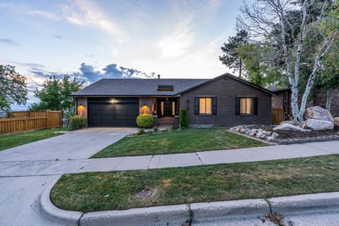 Millcreek Villa- Scenic Fun & Games Getaway! home House in Holladay