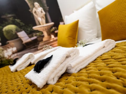 Bed, Living room, Photo of the whole room, Bedroom, towels