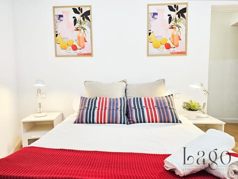 Bed, Photo of the whole room, towels