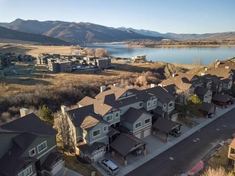 Property building, Bird's eye view, Lake view, Mountain view