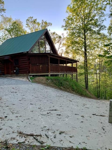 Secluded, private, romantic Four Bears cabin Cabin in Caton