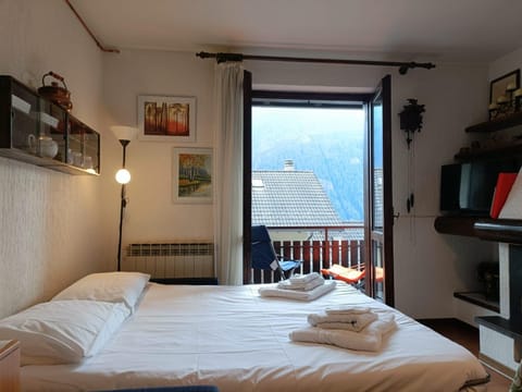 Bed, Natural landscape, Photo of the whole room, Bedroom, Mountain view, towels