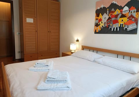 Bed, Photo of the whole room, Bedroom, towels, wardrobe