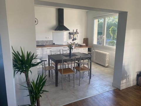 Kitchen or kitchenette, Dining area, stove