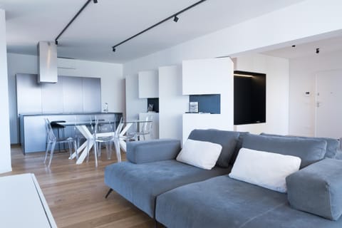 Kitchen or kitchenette, Living room, Seating area, Dining area