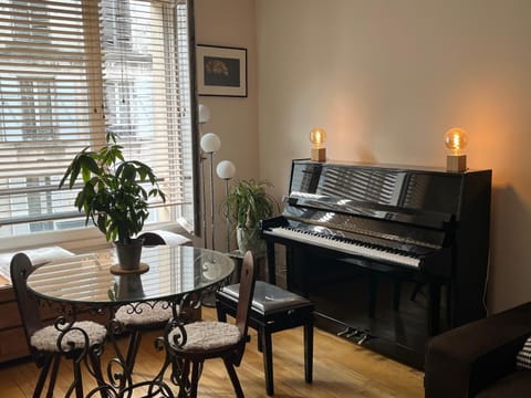 Seating area, Dining area