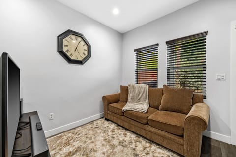 TV and multimedia, Living room, Evening entertainment