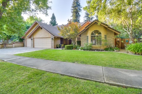 1 Mi to Applegate Park Zoo Pet-Friendly Home House in Merced