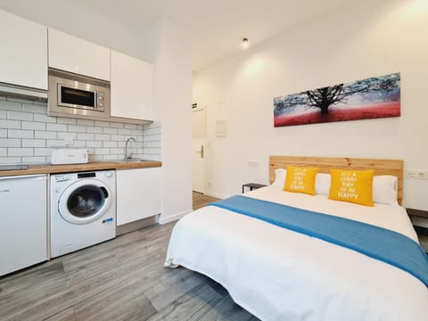 Bed, Kitchen or kitchenette, Photo of the whole room, Bedroom, washing machine, dryer