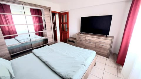 Bed, TV and multimedia, Photo of the whole room, Bedroom