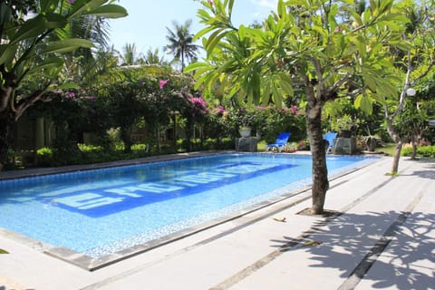 Day, Swimming pool