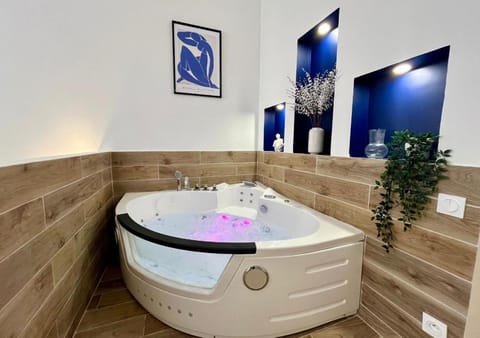 Hot Tub, Hot Tub, Decorative detail, Bath