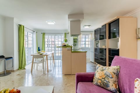 Kitchen or kitchenette, Living room, Seating area, Dining area, oven