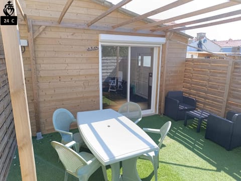 Property building, Patio, Patio, Seasons