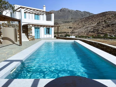Property building, Day, Natural landscape, Mountain view, Pool view, Swimming pool