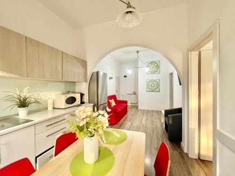 Kitchen or kitchenette, Living room, Seating area, Dining area