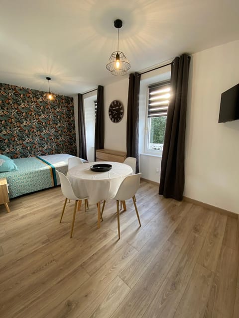 Bed, Dining area