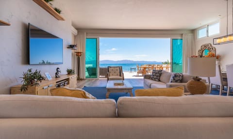 Day, Natural landscape, View (from property/room), Balcony/Terrace, Living room, Seating area, Dining area, Mountain view, Sea view