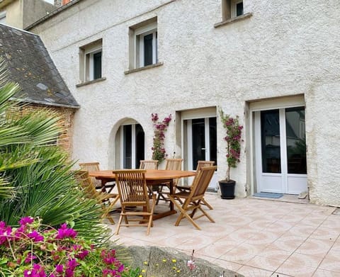 Property building, Patio, Garden, Balcony/Terrace, Balcony/Terrace, Dining area, Garden view