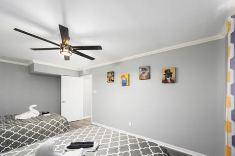 Lovely Montrose 3BR Apt with Fast Wi-Fi & Free Park Apartment in Houston