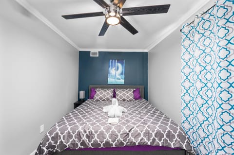 Lovely Montrose 3BR Apt with Fast Wi-Fi & Free Park Apartment in Houston