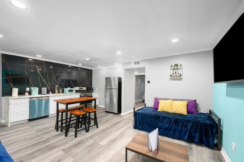 Lovely Montrose 3BR Apt with Fast Wi-Fi & Free Park Apartment in Houston