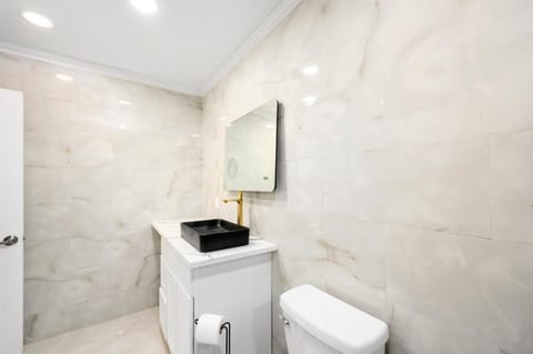 Lovely Montrose 3BR Apt with Fast Wi-Fi & Free Park Apartment in Houston