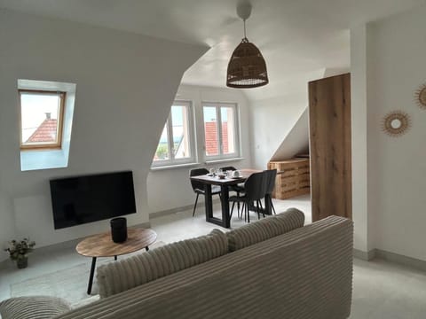 TV and multimedia, Living room, Seating area, Dining area