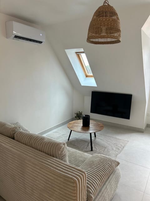 TV and multimedia, Living room, Seating area, air conditioner