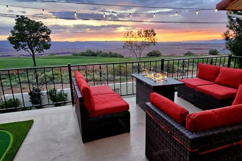 Patio, View (from property/room), Balcony/Terrace, Seating area, Mountain view, Sunset