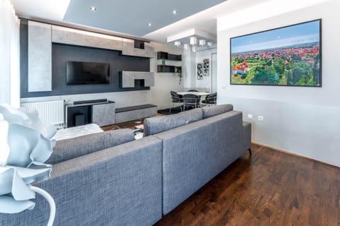 TV and multimedia, Living room, Evening entertainment