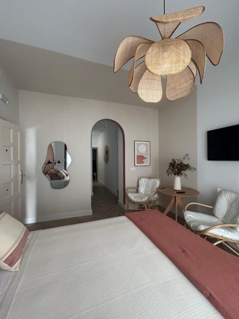 TV and multimedia, Photo of the whole room, Seating area, Bedroom