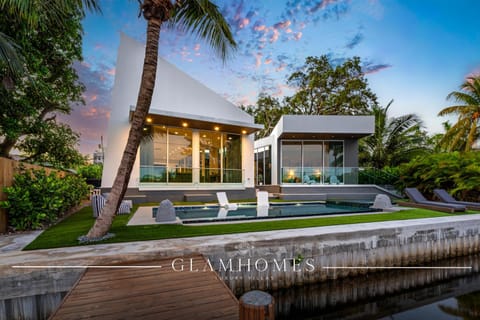 Property building, Day, Garden, Garden view, Pool view, Swimming pool