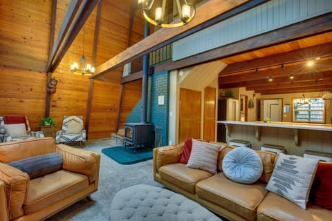 Rhododendron Family Cabin Hot Tub and Deck! Cabin in Mount Hood Village