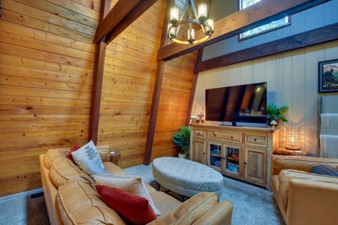 Rhododendron Family Cabin Hot Tub and Deck! Cabin in Mount Hood Village