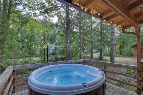 Rhododendron Family Cabin Hot Tub and Deck! Cabin in Mount Hood Village
