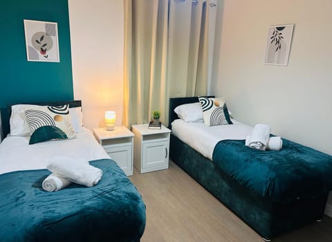 Bed, Bedroom, towels