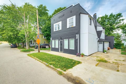 Walkable Barberton Apartment 9 Mi to Akron! Apartment in Akron