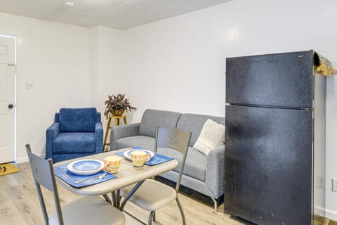 Walkable Barberton Apartment 9 Mi to Akron! Apartment in Akron