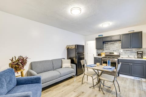 Walkable Barberton Apartment 9 Mi to Akron! Apartment in Akron