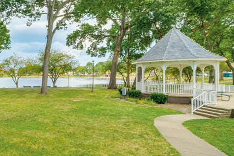 Walkable Barberton Apartment 9 Mi to Akron! Apartment in Akron