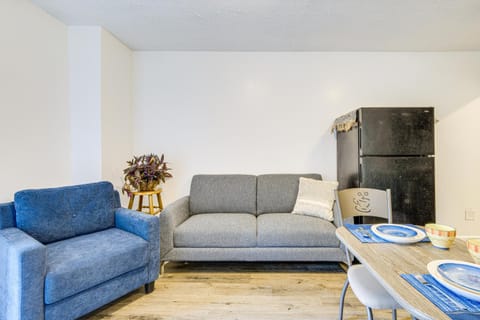 Walkable Barberton Apartment 9 Mi to Akron! Apartment in Akron