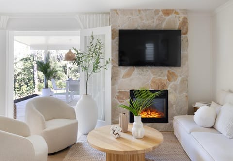 Communal lounge/ TV room, TV and multimedia, Living room, fireplace