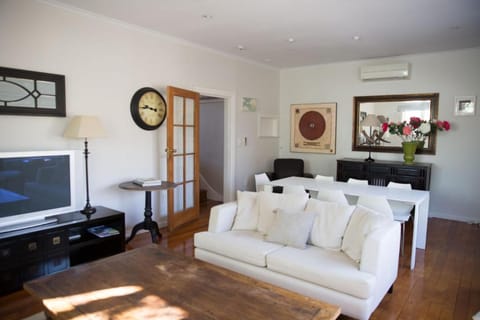 TV and multimedia, Living room, Seating area, Dining area, Evening entertainment, air conditioner