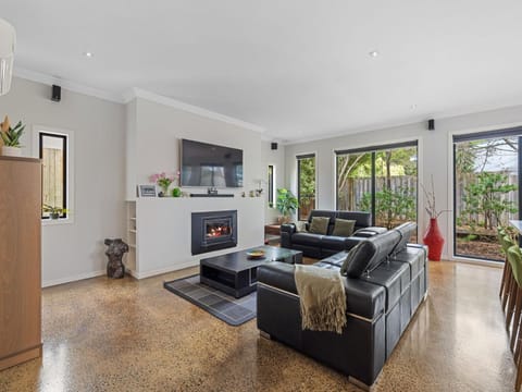 TV and multimedia, Seating area, fireplace