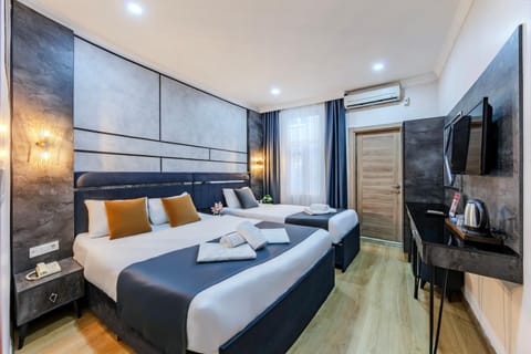 Bed, TV and multimedia, Coffee/tea facilities, Kitchen or kitchenette, Photo of the whole room, Bedroom, minibar, air conditioner