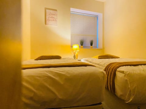 GB Relocations Ltd - Award Winning Merridale Executive Apartment, Free Parking, Free WiFi, Free Netflix Apartment in Wolverhampton